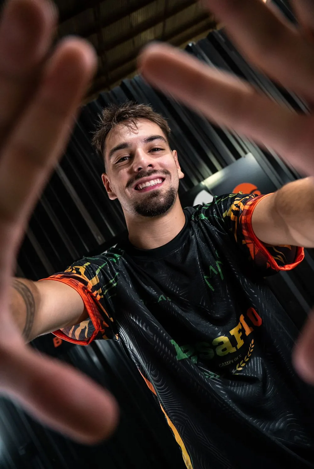 Atleta masculino de futevôlei com uniforme personalizado em close